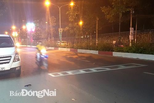 Rộ tình trạng dùng đèn LED quảng cáo trên mặt đường