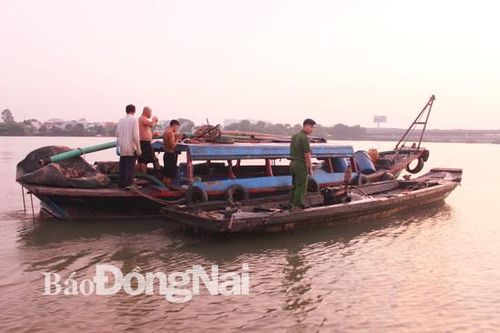 Tuần tra bắt ghe hút cát lậu trên sông Đồng Nai