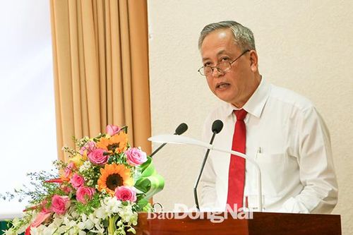 Các đại biểu nghe các báo cáo, tờ trình của UBND tỉnh