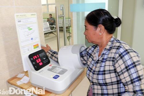 Đặt máy đo huyết áp tự động cho bệnh nhân