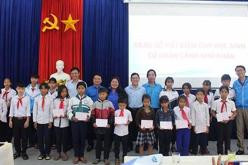 Chắp cánh ước mơ cho trò nghèo Gia Lai