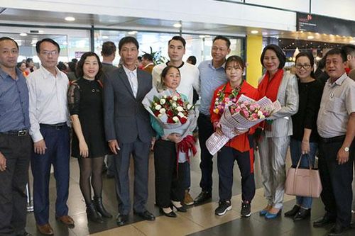 Đón vận động viên Hoàng Thị Duyên đoạt Huy chương Vàng môn cử tạ nữ SEA Games 30 trở về