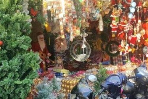 'Loạn giá' hàng trang trí Noel