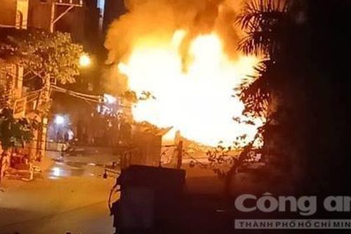 5 người kêu cứu trong cửa hàng cháy ngùn ngụt ở Sài Gòn