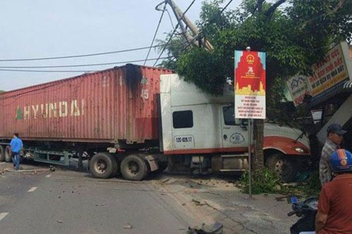 Clip: Xe container nổ lốp lao thẳng vào nhà dân ở TP.HCM, hai người thoát chết ngoạn mục