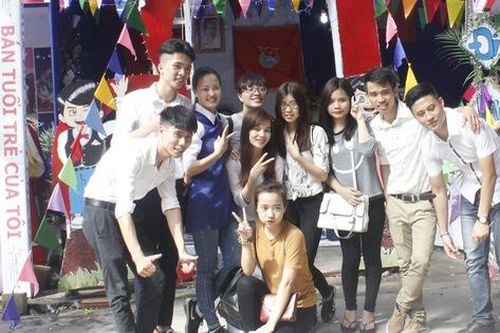 Sinh viên Tây cũng không hở hang phản cảm lúc ở trường