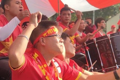 CĐV bắc loa, màn hình LED ra giữa sân bóng ở quê nhà để 'tiếp lửa' cho đội tuyển U22 Việt Nam