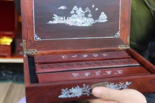Có gì trong hộp gỗ trầm hương cao cấp có giá bán hơn 20 triệu đồng?