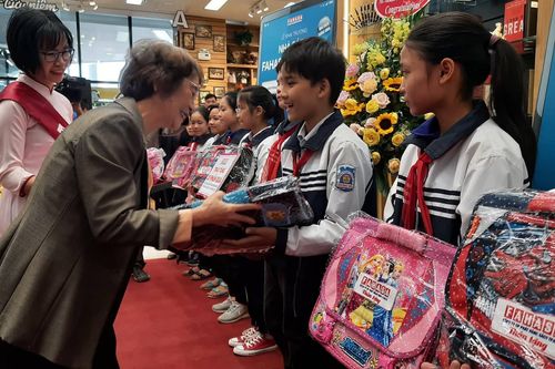 Trao tặng 20 phần quà cho các em học sinh nghèo vượt khó