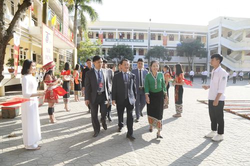 Phó Chủ tịch - Tổng Thư ký Hầu A Lềnh trao quà cho học sinh dân tộc nội trú tại Nghệ An