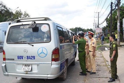 Phạt tài xế làm rơi 2 học sinh 15,4 triệu đồng