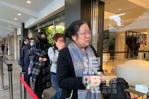 Người hâm mộ ngã quỵ khi viếng Cao Dĩ Tường