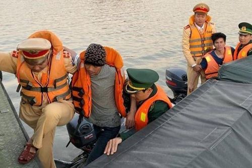 Thuyền nan lật trên sông Cấm, hai ngư dân gặp nạn