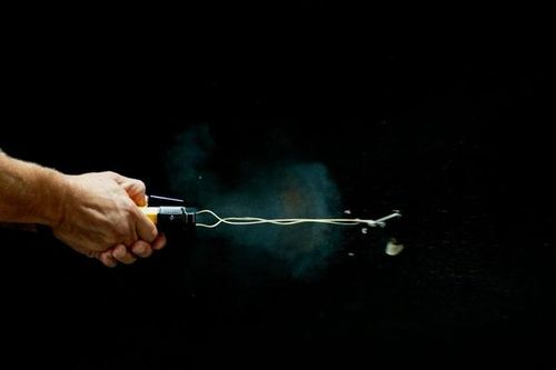 Cảnh sát Mỹ sử dụng súng trói nghi phạm giống vũ khí của Batman