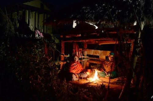 Bị anh rể ép ra lều ở vào kỳ kinh nguyệt, cô gái Nepal tử vong