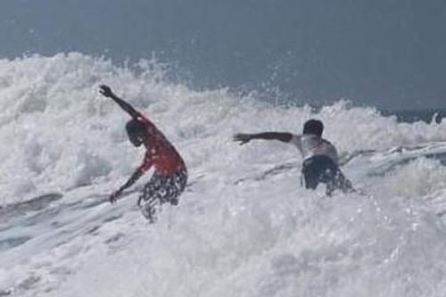 VĐV lướt sóng hy sinh HCV SEA Games để cứu đối thủ thoát chết