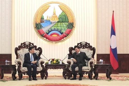 Thủ tướng Lào tiếp thân mật Bộ trưởng Bộ VHTTDL Nguyễn Ngọc Thiện
