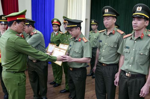 16 tập thể và 24 cá nhân được khen thưởng về thành tích xuất sắc trong 10 năm thực hiện tiêu chí 'An ninh trật tự'