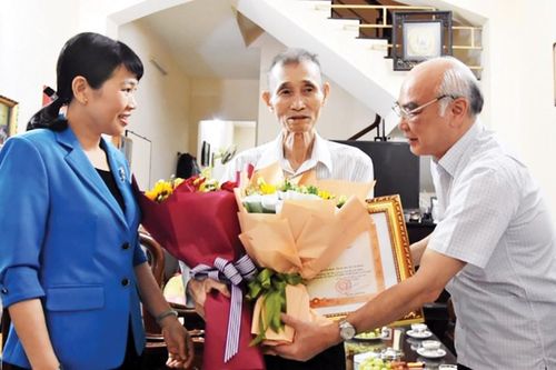 Trao Bằng khen của Thủ tướng tặng Anh hùng Lao động Bùi Văn Toản