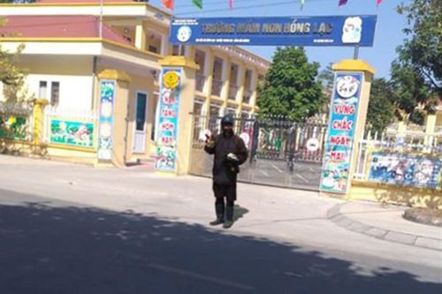 Hai thanh niên khai nhận bôi mặt đen giả người ăn xin để câu like