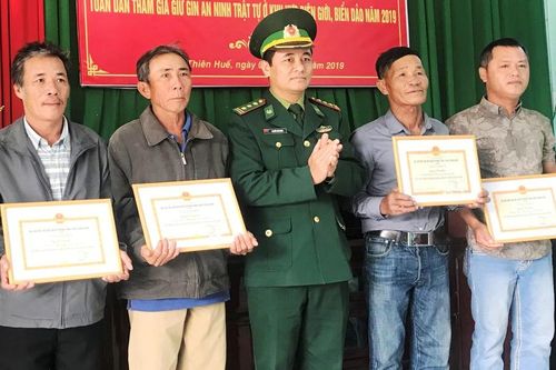 Tuyên dương 4 người dân giao nộp hơn 10kg ma túy nhặt được ven biển