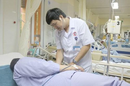 Người đàn ông nguy kịch vì ăn nhộng tằm