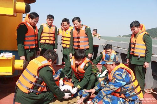 Huấn luyện kỹ năng thực hành sơ, cấp cứu trên biển, đảo cho các y, bác sỹ Quân khu 4