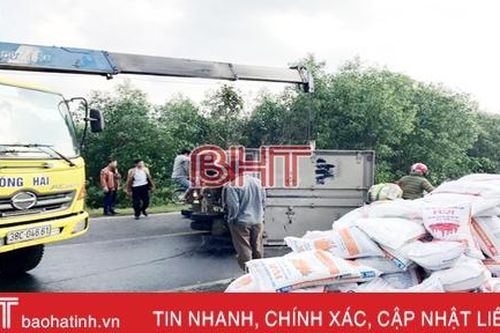 Xe tải chở gần 3 tấn thức ăn gia súc lật giữa QL 12C ở Hà Tĩnh