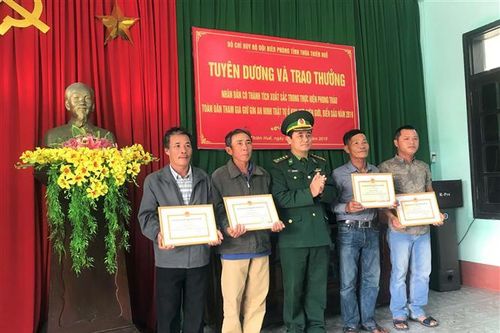 Khen thưởng bốn cá nhân nhặt được ma túy ở bờ biển giao cho lực lượng chức năng