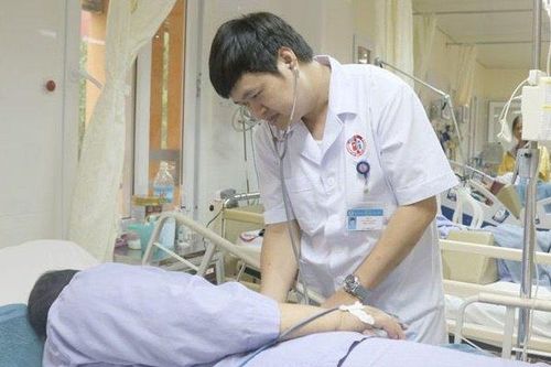 Người đàn ông nguy kịch sau khi ăn 15 con nhộng tằm