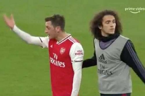 Arsenal thua trận, nội bộ còn sứt mẻ khi Ozil cãi nhau với trợ lý HLV Mertesacker
