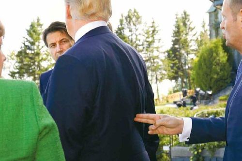 Cựu Chủ tịch Hội đồng châu Âu đăng ảnh 'ngắm bắn' sau lưng ông Trump