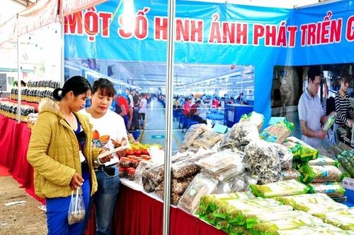 Phiên chợ hàng Việt lên với huyện Tân Sơn