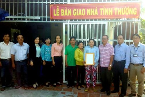 Bàn giao 4 căn nhà tình thương cho gia đình gặp khó khăn