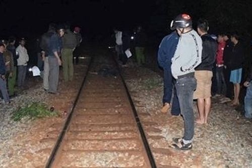 Ngồi trên đường ray, nam thanh niên bị tàu hỏa tông tử vong
