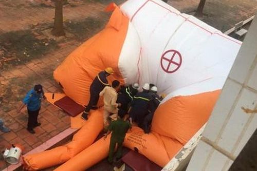 'Hứng' thành công bệnh nhân tâm thần nhảy lầu