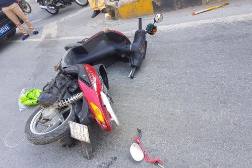 Hà Nội: Va chạm giữa xe máy 'kẹp' ba và xe tải, 2 người tử vong