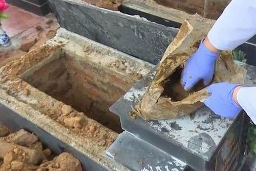 Vụ 13 mộ liệt sĩ ở Bắc Kạn toàn đất đá: Có gia đình tự đào sâu và lấy được xương cốt