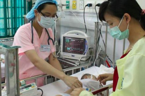 Bác sĩ Nhi vạch rõ sai lầm trầm trọng mẹ hay làm khi con bị loại bệnh dễ gặp trong thời tiết này