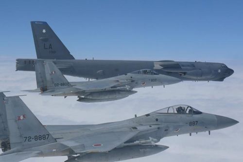 Hai máy bay ném bom chiến lược B-52 Mỹ tới Biển Hoa Đông