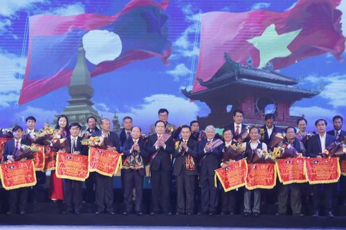 Son sắt nghĩa tình: Trường Sơn Đông - Trường Sơn Tây