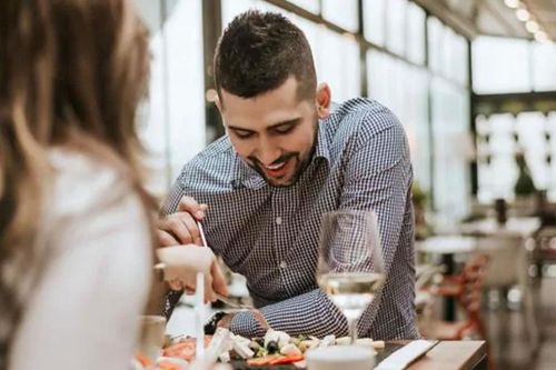 Phát hiện chồng ngoại tình nhờ đọc review quán ăn