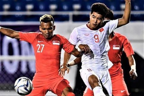 Cầu thủ U22 Singapore đi đánh bài sau trận thua Thái Lan