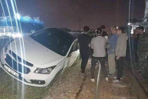 Ôtô con đỗ giữa đường ray bị tàu hỏa tông văng 7 mét