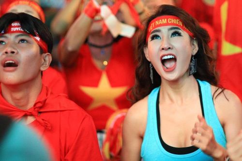 'Biển người' ở phố Nguyễn Huệ reo hò khi tuyển VN liên tục ghi bàn