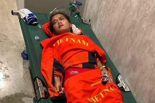 VĐV marathon Việt Nam kiệt sức, phải thở bình oxy khi về đích