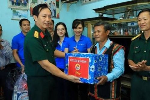 Bình Phước: Tặng quà, chăm sóc sức khỏe cho bà con huyện Hớn Quản