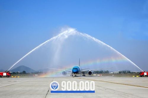Chuyến bay thứ 900.000 trong năm 2019 hạ cánh xuống Nội Bài