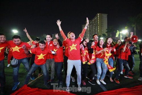 CĐV Hà Nội 'vỡ òa' trước những bàn thắng của U22 Việt Nam