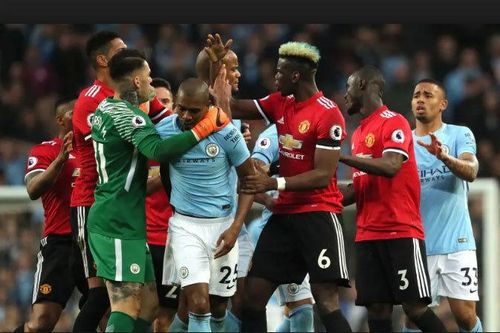 MU đá đểu Man City trước derby, Chelsea mua sắm lớn